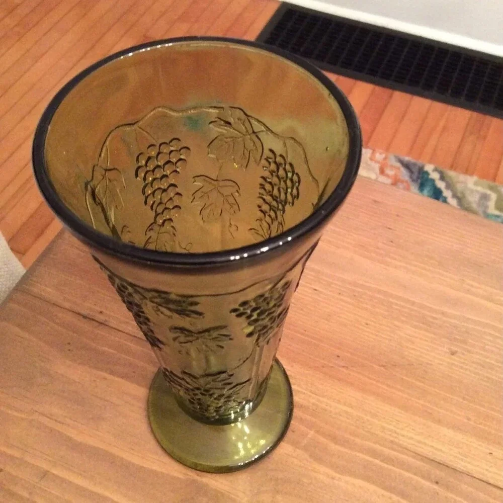 VINTAGE GREEN PRESSED GLASS VASE MADE BY INDIANA GLASS  7 3/4
